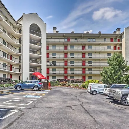 Dtwn Gatlinburg Studio Pool Access!